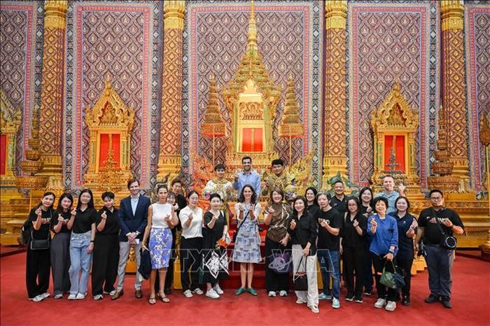 Các nghệ sĩ kịch múa mặt nạ Khon chụp ảnh cùng đoàn khách tham quan Trung tâm học tập “Tất cả về Khon” tại tỉnh Ayutthaya. Ảnh: Phạm Hải/TTXVN