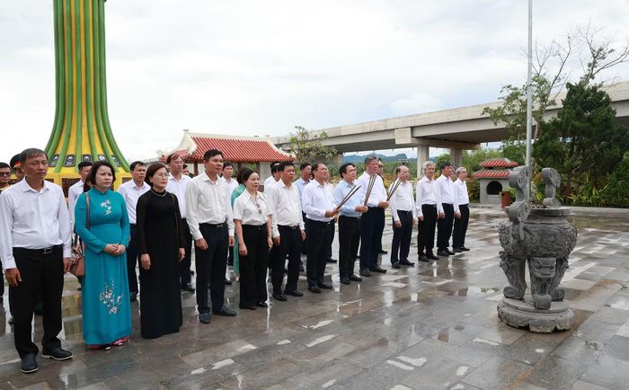Đoàn đại biểu Tỉnh ủy, HĐND, UBND, Ủy ban MTTQ Việt Nam tỉnh Hưng Yên dâng hương, dâng hoa tại Khu tưởng niệm nơi hy sinh của 16 thanh niên xung phong tại Bến phà II Long Đại.