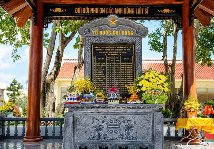 Bia tưởng niệm 16 thanh niên xung phong Đại đội C130 đã anh dũng hy sinh tại Khu di tích lịch sử Bến phà II Long Đại.