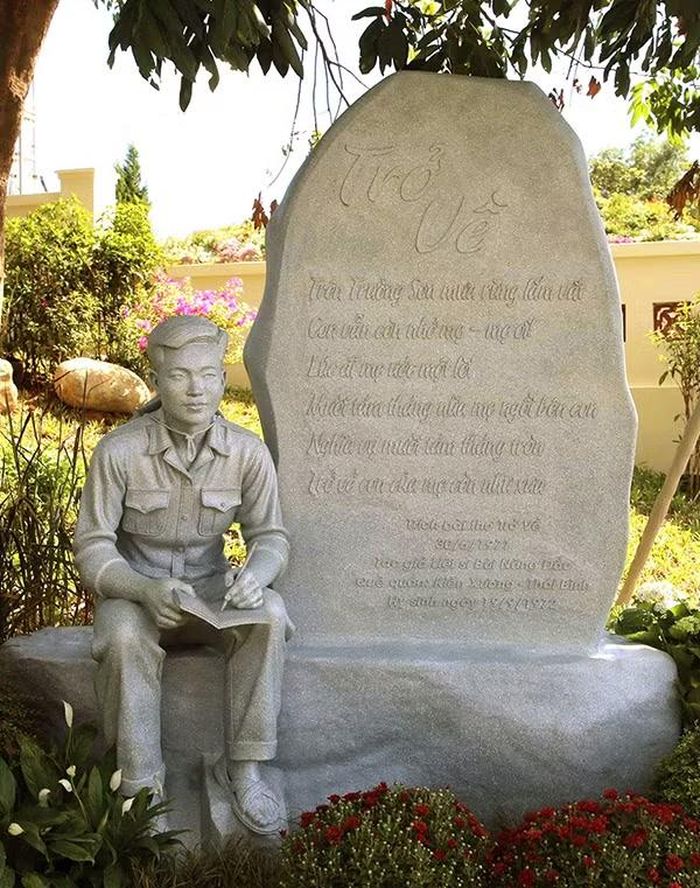 Những vần thơ trong bài "Trở về" của liệt sĩ Bùi Năng Đắc được khắc trên bia đá tại Khu di tích lịch sử Bến phà II Long Đại.