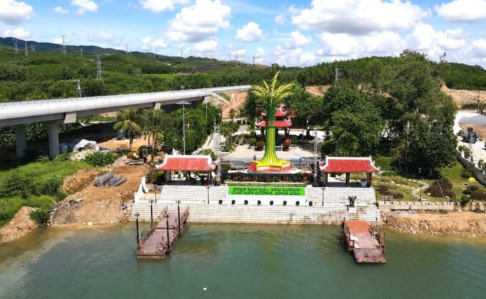 Hình tượng 16 bông lúa trên Đài tưởng niệm Bến phà II Long Đại là biểu tượng tri ân 16 thanh niên xung phong Đại đội C130 quê Hưng Yên đã anh dũng hy sinh tại "tọa độ lửa" Long Đại, góp phần bảo vệ mạch máu giao thông trên tuyến Trường Sơn.