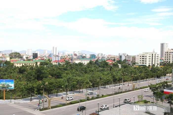 Khu đất "vàng" này vừa được UBND tỉnh Nghệ An phê duyệt điều chỉnh cục bộ quy hoạch vào tháng 6 vừa qua. Theo quy hoạch điều chỉnh, chiều cao công trình được nâng từ 35 lên 39 tầng; quy mô dân số tăng từ 5.500 lên 10.500 người, đồng thời khu đất được chuyển từ chức năng đất công cộng sang đất hỗn hợp gồm nhà ở cao tầng, thương mại, dịch vụ, trường học và cây xanh; bổ sung từ 1-2 tầng hầm, trong khi mật độ xây dựng tối đa giữ nguyên 60%. Công trình dự kiến trở thành tòa nhà cao nhất Nghệ An. Trong ảnh, khu đất HH - 01 phía Đông giáp đại lộ V.I Lê Nin.