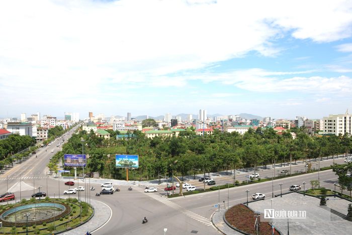 Cụ thể, khu đất HH01 có vị trí cụ thể như sau: Phía Bắc giáp Trụ sở Báo Nghệ An (cũ); phía Đông giáp đại lộ V.I Lê Nin; phía Nam giáp đường Lê Hồng Phong; phía Tây giáp Trụ sở Sở Nông nghiệp và Môi trường, Trung tâm Dịch vụ đấu giá tài sản, Chi cục Thủy sản và Kiểm ngư, Trung tâm Khoa học và Công nghệ truyền thông, Quỹ phát triển đất.