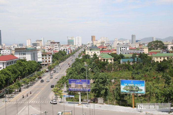 Theo bảng giá đất của tỉnh Nghệ An, giá đất tại khu vực này dao động từ 100 - 110 triệu đồng/m2, thuộc nhóm cao nhất trên địa bàn TP. Vinh cũ. Trong ảnh, khu đất HH- 01 phía Nam giáp đường Lê Hồng Phong.
