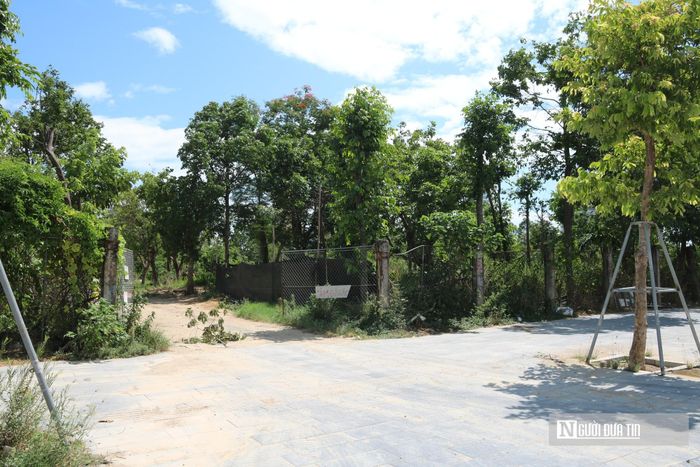 Tuy nhiên, ngày 24/11/2015, Thủ tướng Chính phủ có văn bản yêu cầu tạm dừng đầu tư xây dựng trung tâm hành chính tập trung tại các địa phương để rà soát, đánh giá hiệu quả đầu tư. Kể từ đó, dự án bị bỏ hoang hơn 10 năm qua.
