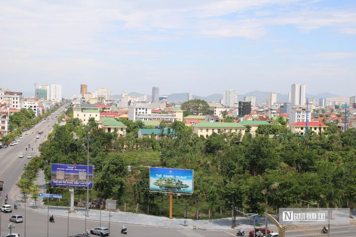 Đây cũng là khu đất từng được quy hoạch xây dựng Trung tâm hành chính tập trung của tỉnh Nghệ An từ năm 2005. Theo quy hoạch được phê duyệt trước đây, dự án Trung tâm hành chính tập trung có tổng diện tích sàn khoảng 90.000m2, gồm hai tòa tháp cao 27 tầng, chiều cao khoảng 106m, kết nối với nhau bằng cầu trên cao tại tầng 21-22, đáp ứng nhu cầu làm việc cho khoảng 1.700 cán bộ, công chức.