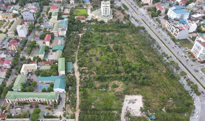 Theo thông báo, khu đất HH-01 có diện tích hơn 37.000m2, bao gồm khoảng 9.345m2 đất ở; 6.079m2 đất thương mại, dịch vụ và hơn 22.000m2 còn lại là đất công cộng.
