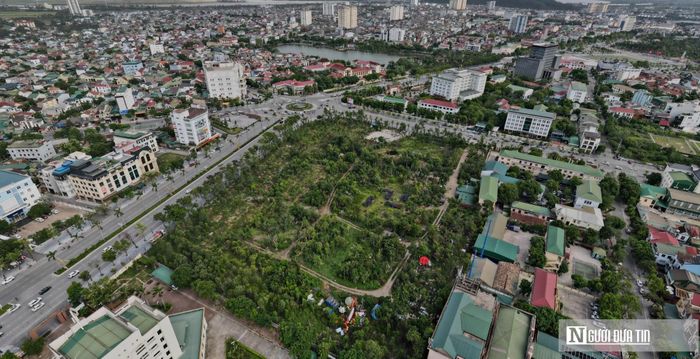 Ngày 18/7, trao đổi với Người Đưa Tin, ông Cao Quang Trung, Giám đốc Trung tâm Phát triển quỹ đất tỉnh Nghệ An cho biết, đơn vị đã phát thông báo lựa chọn tổ chức đấu giá quyền sử dụng đối với khu đất HH-01 tại khu vực bùng binh Hải quan (phía Bắc đường Lê Hồng Phong), phường Trường Vinh để thực hiện dự án Tổ hợp nhà ở, thương mại, dịch vụ Trường Vinh. Đây được xem là một trong những khu đất "vàng" có vị trí đắc địa bậc nhất trung tâm TP Vinh cũ.