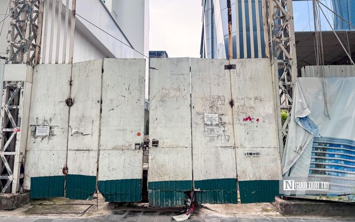 Phía cổng dự án luôn trong tình trạng cửa đóng then cài.