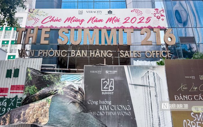 Tấm biển chúc mừng năm mới 2025 hiện vẫn còn được treo trước cửa dự án. Hình ảnh ghi nhận vào tháng 7/2026.