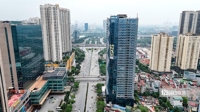 Dự án nhà ở cao tầng kết hợp dịch vụ thương mại Summit Building do Công ty Cổ phần Veracity làm chủ đầu tư được đánh giá sở hữu vị trí vàng tại quận Cầu Giấy (cũ) nay là phường Yên Hòa, Thành phố Hà Nội).