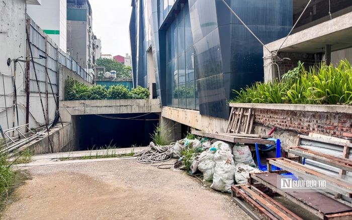Hình ảnh bên trong lối đi xuống hầm của dự án.
