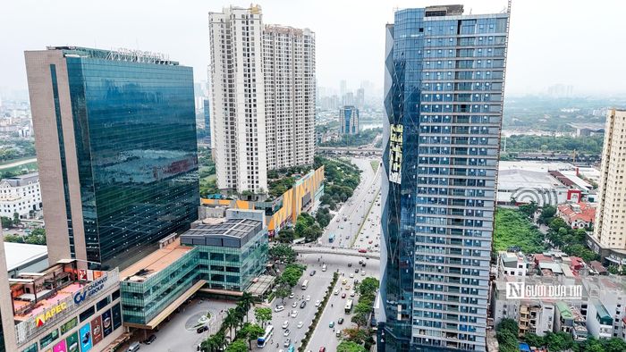 Ngoài Summit Building, Veracity còn được biết đến khi tham gia phát triển dự án Harmony Square tại Hà Nội.