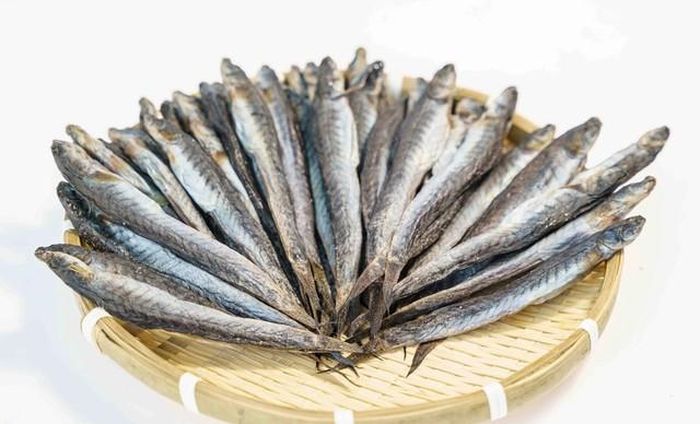 Cá kèo được sơ chế, tẩm ướp gia vị và phơi khô tự nhiên.