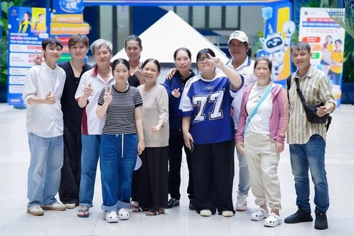 Phụ huynh tham quan, tìm hiểu thông tin tuyển sinh tại GDU trước khi quyết định nhập học.
