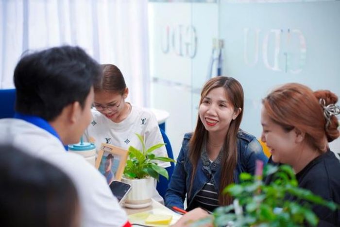 Phụ huynh tham khảo thông tin tuyển sinh tại Trường Đại học Gia Định.