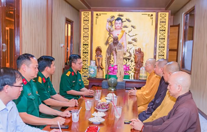 Bộ Chỉ huy quân sự TP Đồng Nai làm việc cùng với Ban Trị sự Giáo hội Phật giáo Việt Nam TP Đồng Nai.