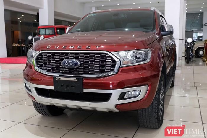 Khi xe mới liên tục giảm giá, các showroom ô tô cũ cũng phải hạ giá để đẩy hàng, nếu không xe sẽ nằm kho và phát sinh chi phí vốn. Ảnh: Thượng Tâm.