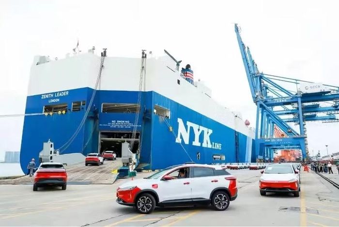 Xe ô tô Trung Quốc đang nối nhau xuống tàu xuất sang Anh. Ảnh: Getty.