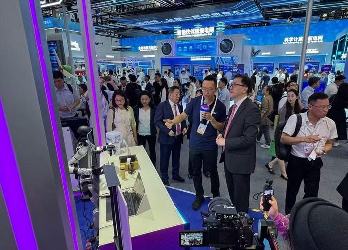 Khách tham quan Triển lãm sản phẩm AI bên cạnh WAIC 2026.