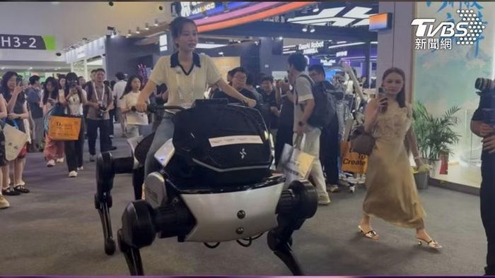 Khách tham quan trải nghiệm cưỡi "Robot ngựa" Qiji T1000. Ảnh: TVBS.