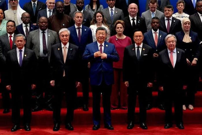 Ông Tập Cận Bình chụp ảnh lưu niệm với Tổng thư ký Liên Hợp Quốc cùng lãnh đạo các nước tham dự AAIC 2026. Ảnh: Guancha.