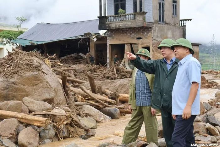 Thứ trưởng Bộ Nông nghiệp và Môi trường Nguyễn Hoàng Hiệp và Chủ tịch UBND tỉnh Hà Quang Trung kiểm tra hiện trường thiệt hại do lũ quét tại xã Mường Than. Ảnh: Laichau.gov.vn.