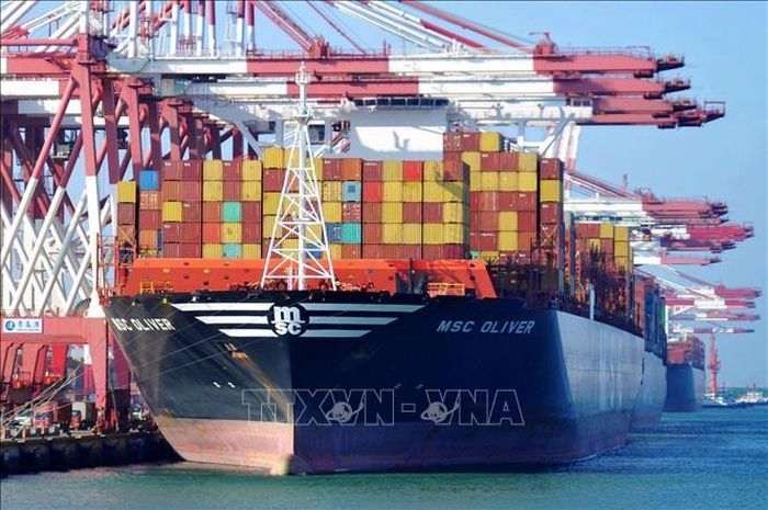 Tàu container tại cảng Thanh Đảo, tỉnh Sơn Đông, Trung Quốc. Ảnh: AFP/TTXVN