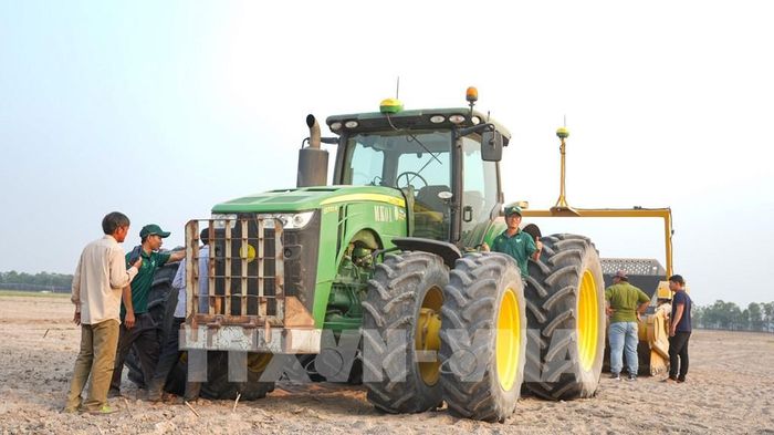 Máy móc, thiết bị nông nghiệp hiện đại được giới thiệu đến nông dân xã Ninh Điền, góp phần thúc đẩy cơ giới hóa và ứng dụng công nghệ trong sản xuất. Ảnh: Minh Phú – TTXVN