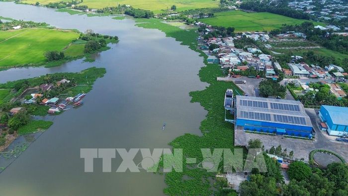 Sông Vàm Cỏ Đông là tuyến vận tải thủy nội địa quan trọng, phục vụ vận chuyển hàng hóa, nông sản và kết nối hoạt động xuất nhập khẩu của tỉnh Tây Ninh. Ảnh: Giang Phương - TTXVN