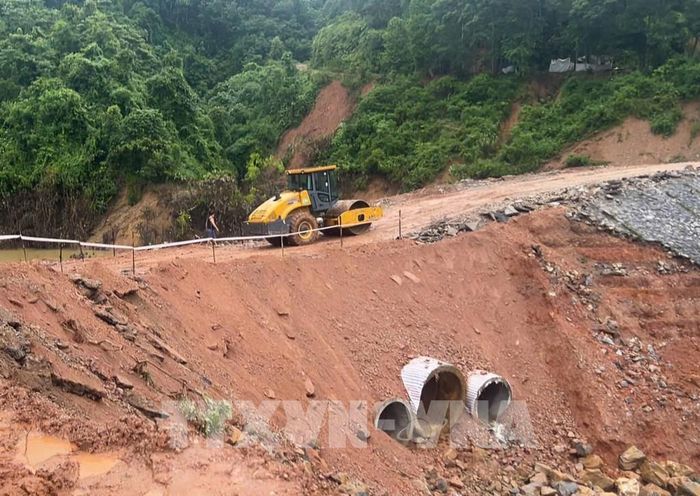 Vị trí sạt lở, đứt đường tại Km76+250 trên Quốc lộ 12 nối Lai Châu với Điện Biên đã được khắc phục để các phương tiện lưu thông. Ảnh: TTXVN phát