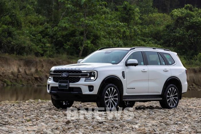 Ford Everest vừa được bổ sung phiên bản Platinum+ 2.3 EcoBoost 4x4. Đây là lần đầu Everest tại Việt Nam có tùy chọn động cơ xăng, bên cạnh các cấu hình diesel 2.0 lít trước đây. Ảnh: Văn Xuyên/Bnews/vnanet.vn