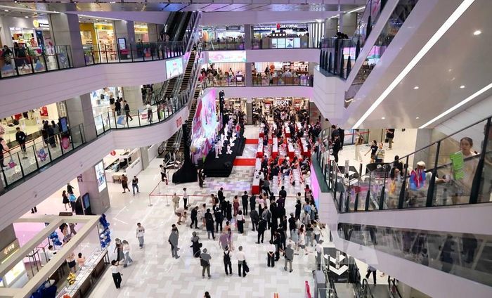 Dữ liệu của C&W cho thấy, 64% người tiêu dùng thuộc thế hệ Gen Z ưu tiên mua sắm tại cửa hàng thay vì hoàn toàn trực tuyến. Ảnh minh họa: TTXVN