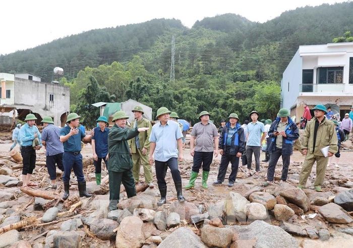 Chủ tịch UBND tỉnh Lai Châu trao đổi với Thứ trưởng Nguyễn Hoàng Hiệp về sự việc lũ ống, lũ quét gây ra tại xã Mường Than, tỉnh Lai Châu. Ảnh: Quý Trung – TTXVN
