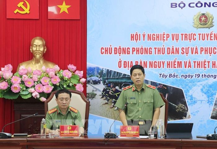 Thiếu tướng Nguyễn Hồng Nguyên, Phó Trưởng Ban Thường trực Ban Chỉ huy phòng thủ dân sự Bộ Công an, Phó Chánh Văn phòng Bộ Công an kết luận buổi hội ý. Ảnh: Tuấn Anh - TTXVN