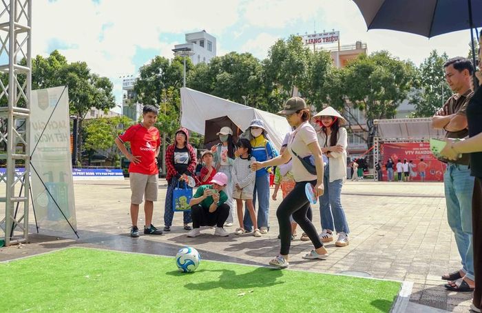 Khán giả trái nghiệm các trò chơi liên quan đến bóng đá tại VTV Fanfest 2026