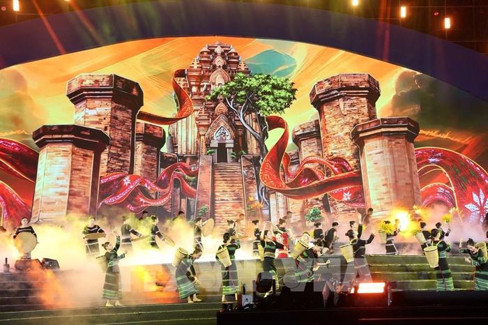 Toàn cảnh sân khấu Festival Biển Khánh Hòa 2026 tại Quảng trường 2 Tháng 4. Ảnh: Đặng Tuấn - TTXVN