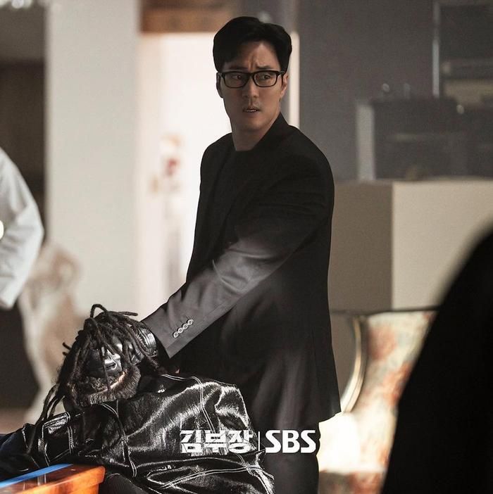 So Ji Sub trở lại với vai Kim Do Hyun trong Đặc Vụ Kim Tái Khởi Động sau khoảng thời gian dài vắng bóng.