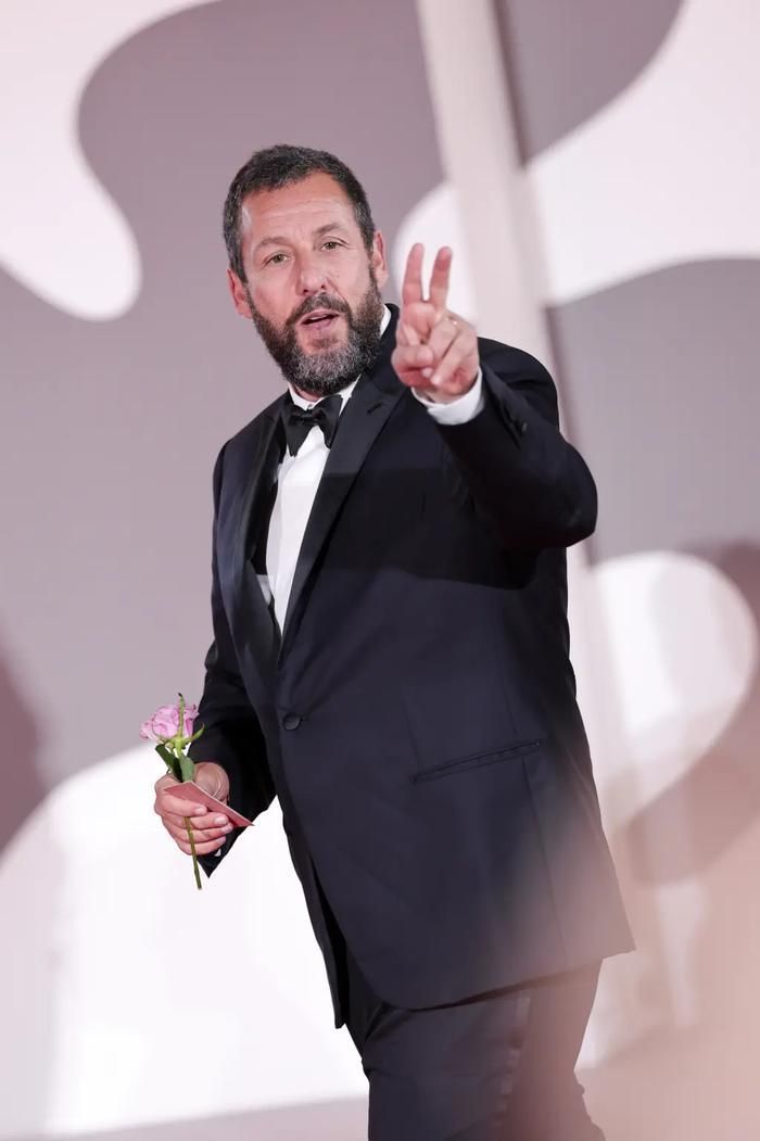 Adam Sandler đã khiến toàn bộ khách mời bất ngờ khi có bài phát biểu kéo dài khoảng 20-30 phút trong đám cưới Taylor Swift.