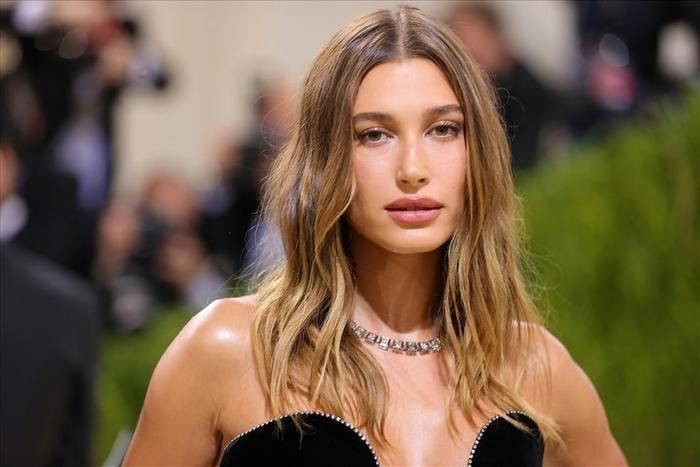 Hailey Bieber dành thời gian cho phương pháp chăm sóc sức khỏe massage dẫn lưu bạch huyết.
