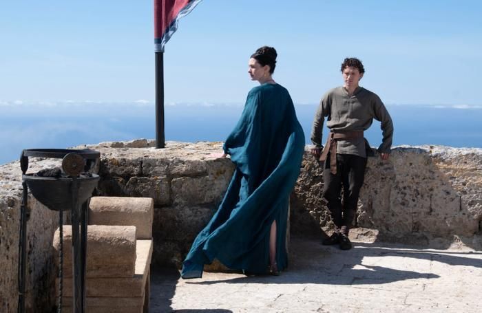 Anne Hathaway lột tả xuất sắc một Penelope kiên cường và quyền lực, đảo ngược hoàn toàn hình tượng cam chịu trong nguyên tác. Ảnh: NSX
