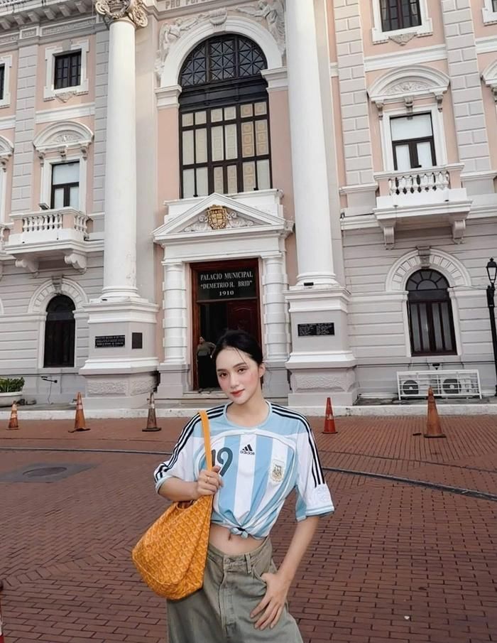 Hương Giang chia sẻ loạt khoảnh khắc diện áo Argentina, ẩn ý rằng đây chính là trận đấu cuối cùng của Messi ở sân chơi World Cup.