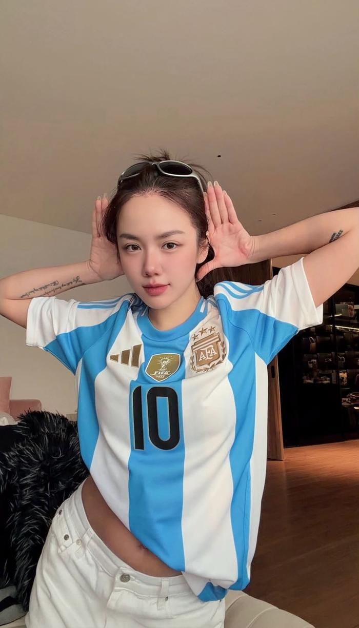 Ca sĩ Phương Ly cũng diện áo Argentina, khéo léo khoe vòng eo để tạo điểm nhấn.