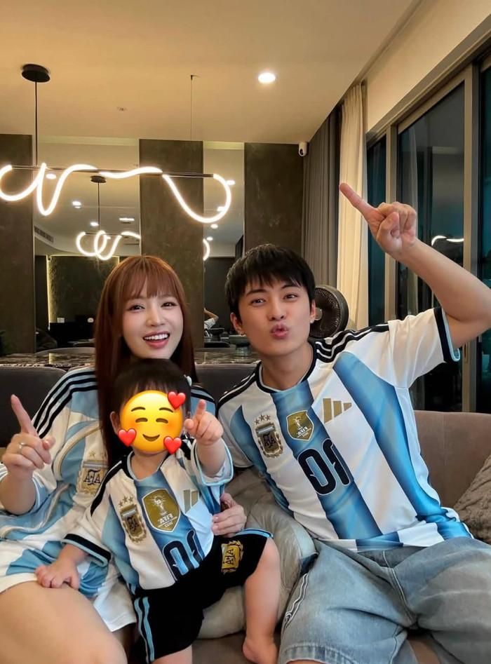 Gia đình Puka - Gin Tuấn Kiệt cổ vũ cho Argentina trong trận chung kết tối nay.