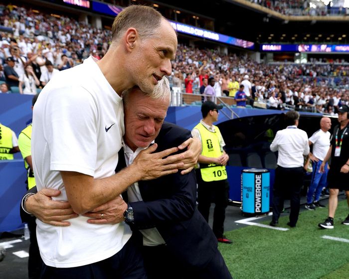 Huấn luyện viên trưởng đội tuyển Anh Thomas Tuchel và huấn luyện viên trưởng đội tuyển Pháp Didier Deschamps ôm nhau sau tiếng còi mãn trận. Ảnh: Eddie Keogh/The FA/Getty Images