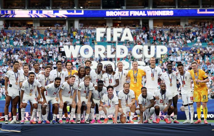 Các cầu thủ đội tuyển Anh chụp ảnh lưu niệm sau khi nhận huy chương hạng ba. Ảnh: Sarah Stier/Fifa/Getty Images