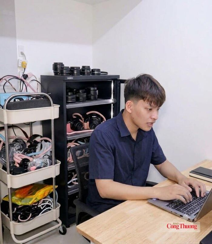 Chủ cửa hàng Nguyễn Công Thảo trao đổi thông tin về việc cho thuê máy ảnh.