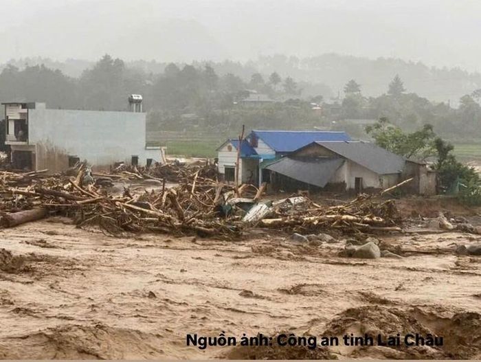 Mưa lớn tại nhiều địa phương ở Lai Châu làm thiệt hại về người, nhiều nhà ở bị hư hỏng, giao thông chia cắt và cô lập.