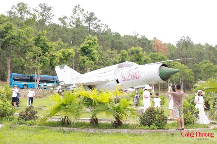 Theo ông Đặng Quốc Vũ, Giám đốc Ban Quản lý Khu di tích Ngã ba Đồng Lộc và Khu tưởng niệm Lý Tự Trọng, những ngày tháng 7, Khu di tích đón trung bình 4.000-5.000 lượt khách mỗi ngày; riêng tháng 7 dự kiến có hơn 100.000 lượt người từ khắp mọi miền đất nước về dâng hương, tưởng niệm các anh hùng liệt sĩ.
