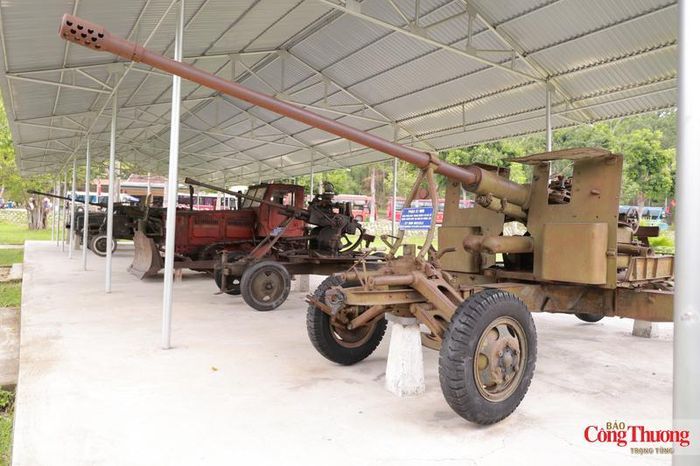 Những khẩu pháo trưng bày tại khu di tích.